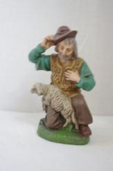 Kniender Hirte mit Schaf 