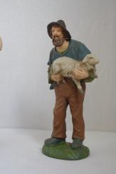 Hirte mit Schaf im Arm 