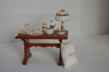 Küchentisch mit Backutensilien 