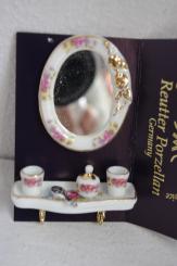 Porzellanablage und Spiegel 