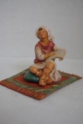 Sitzender Junge auf Teppich 