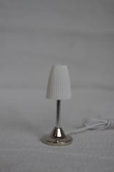 Tischlampe mit weißem Schirm 