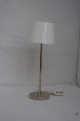 Stehlampe mit weißem Schirm 