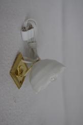 Wandlampe mit weißem Porzellanschirm 