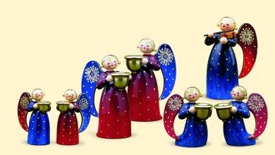 Engel mit Lichtnapf, reich bemalt 