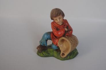 Hirtenkind sitzend mit Korb 