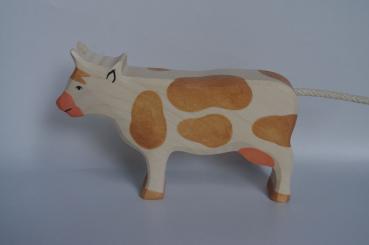 Kuh stehend braun-weiß 