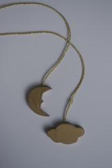 Goldner Mond mit Wolke 