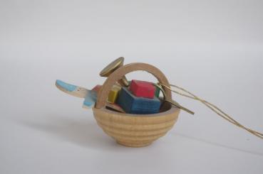Holzkörbchen mit Spielzeug 