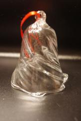 Glasglocke mit Wellenmuster 