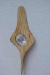 Gedrehtes Ornament mit kleiner Kugel 