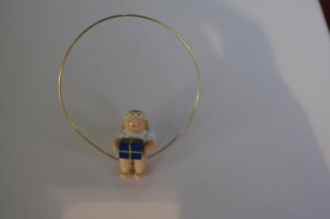 Margeriten-Engel im Ring mit Geschenk 