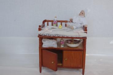 Wickeltisch mit Baby 