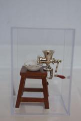 Fleischwolf auf Hocker 