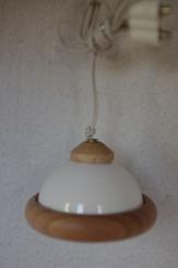 Hängelampe Kunststoff weiß mit Holzrand 