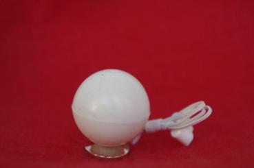 Weiße Kugellampe auf Silberfuß 