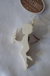 Engel mit Metallflügeln 