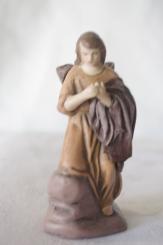 kniender Engel auf Felsen 