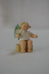 Engelkind mit Blumenstrauß 