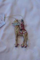 Lustige Giraffe mit Reiter 