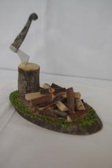 Hackstock mit Beil und Holz 