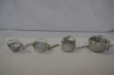 Kessel aus Zinn mit Kette 