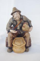 Hirte fütternd mit Huhn 