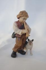 Flötender Junge mit Hund 