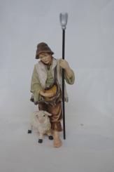 Hirte mit Schaf und Schäferschaufel 