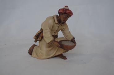 Kameltreiber kniend mit Schale 