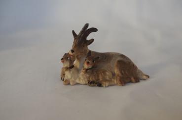 Ziege liegend mit 2 Zicklein 