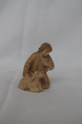 Hirte kniend mit Schaf 