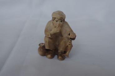 Hirtenbub sitzend mit Fisch 