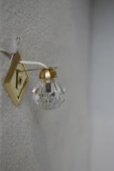 Wandlampe mit klarer Kristallkugel 