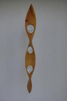 Spirale aus Edelholz mit 3 Bleikristallen 