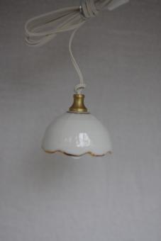 Weiße Lampe mit Goldkante 