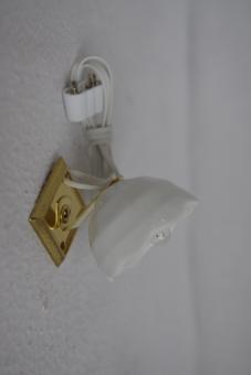 Wandlampe mit weißem Porzellanschirm 