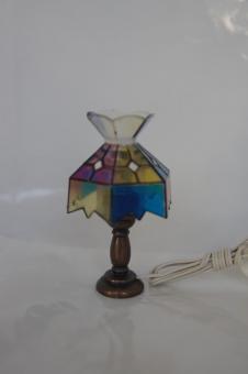 Kleine Tischlampe mit buntem Tiffany-Schirm 