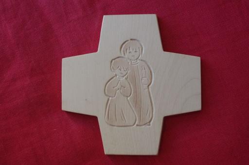 Geschnitztes Kreuz mit Kindern 