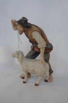 Hirte stehend mit Schaf 